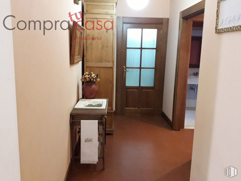 Retail for sale at Zona Carretera de Valladolid, La Lastrilla, Segovia, 40196 with picture frame, table, property, interior design, building, door, houseplant, floor, flooring and wood around