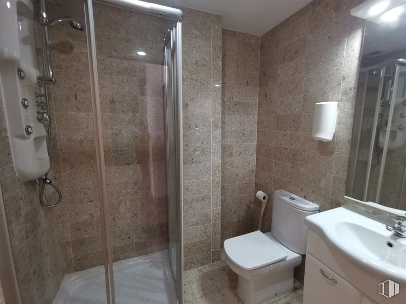 Oficina en venta en Calle Cronos, 20, San Blas - Canillejas, Madrid, 28037 con inodoro, fregadero, espejo, accesorios de fontanería, propiedad, grifo, cuarto de baño, puerta de ducha, negro y lavabo alrededor