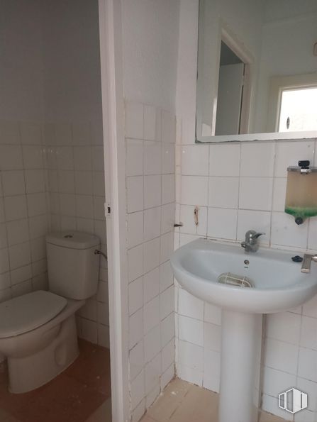 Local en venta en Calle Ruiz Alda, 43, Valdemoro, Madrid, 28342 con inodoro, fregadero, espejo, propiedad, grifo, accesorios de fontanería, lavabo, cuarto de baño, morado y fluido alrededor