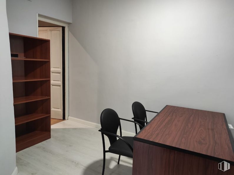 Office for rent at Pasaje San Ginés, Centro, Madrid, 28013 with bookcase, chair, desk, door, furniture, flooring, wall, interior design, floor and wood around