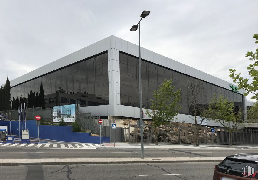 Local en alquiler y venta en Avenida Tenerife, San Sebastián de los Reyes, Madrid, 28700 con coche, edificio, cielo, luz de estacionamiento, vehículo, fachada, nube, asfalto, ciudad y árbol alrededor