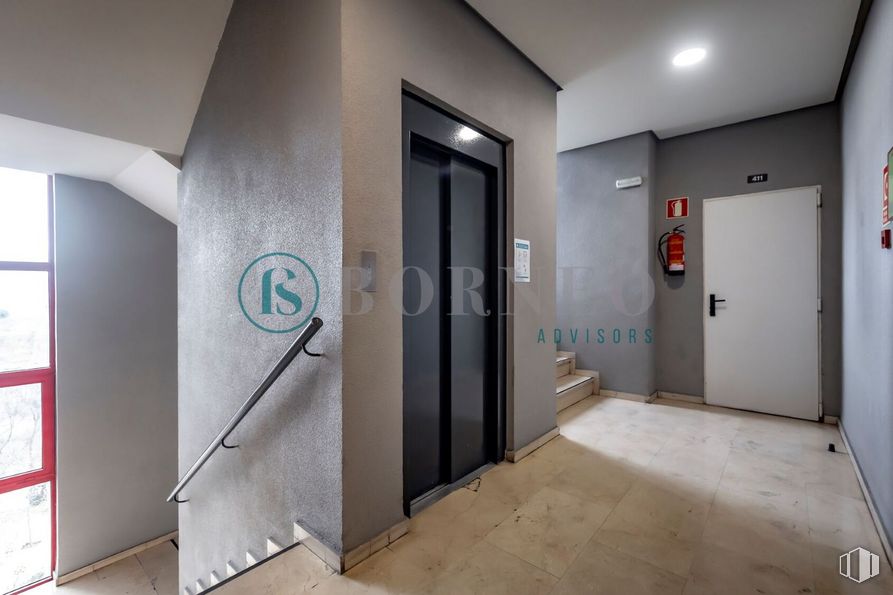 Industrial for rent at Edificio Novosur, Avenida Rosales, 42, Villaverde, Madrid, 28041 with door, lighting, fixture, floor, flooring, vehicle door, gas, automotive exterior, ceiling, glass and aluminium around