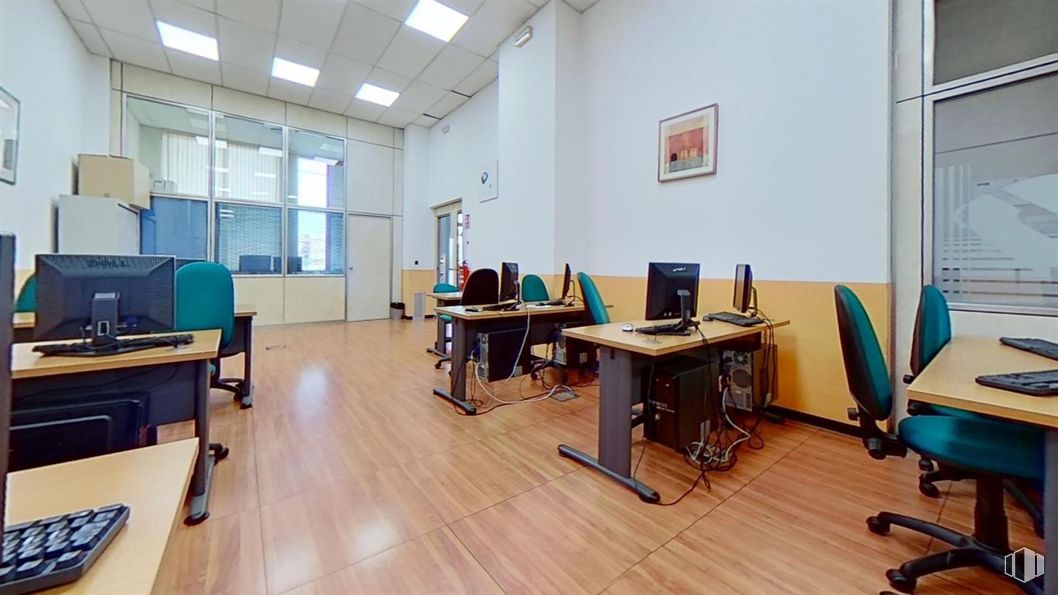 Local en alquiler en Calle Albasanz, San Blas - Canillejas, Madrid, 28037 con teclado del ordenador, pantalla de ordenador, escritorio, silla, mesa, mueble, silla de oficina, edificio, ventana y interiorismo alrededor