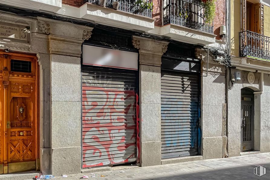 Retail for rent at Calle Pérez Galdós, Centro, Madrid, 28004 with door, wall, facade, street, composite material, concrete, iron, brickwork, metal and sidewalk around