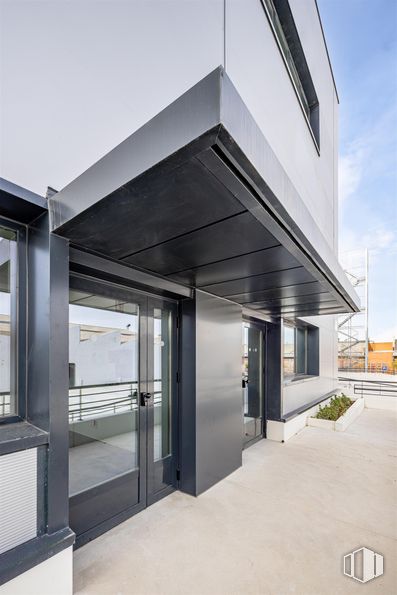 Nave en alquiler en Faurecia, Fase II, Calle Resina, 16, Villaverde, Madrid, 28021 con edificio, cielo, planta, sombra, interiorismo, rectángulo, madera, zona residencial, material compuesto y fachada alrededor