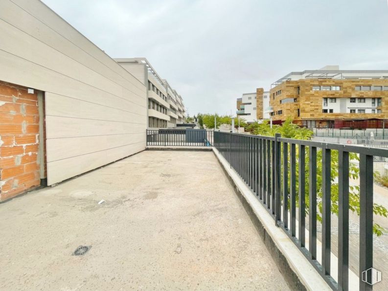 Local en alquiler y venta en Zona Tempranales, San Sebastián de los Reyes, Madrid, 28700 con edificio, cielo, propiedad, nube, ventana, valla, superficie de la carretera, ladrillo, albañilería y diseño urbano alrededor