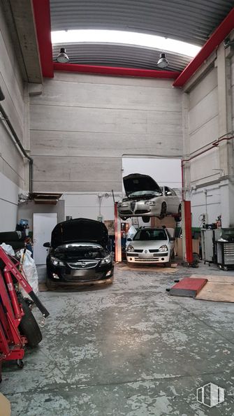 Industrial for sale at Calle Berzosa de Lozoya, Villaverde, Madrid, 28021 with car, automotive parking light, tire, wheel, vehicle, motor vehicle, automotive lighting, automotive tire, hood and automotive design around