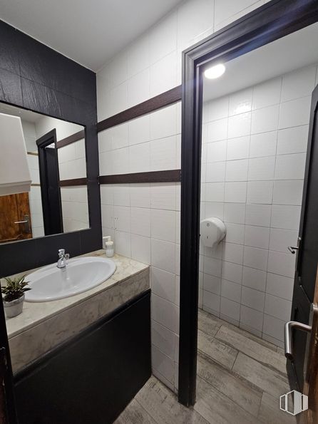 Retail for sale at Calle Doctor Esquerdo, 25, Salamanca, Madrid, 28028 with sink, flooring, plumbing fixture, floor, interior design, bathroom, bathroom sink, plumbing, tap and lighting around