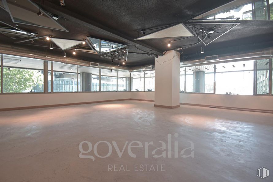 Office for rent at Calle Marqués de la Ensenada, Centro, Madrid, 28004 with window, interior design, hall, flooring, floor, wood, ceiling, shade, glass and event around