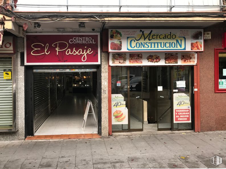 Local en alquiler en Avenida Constitución, 47, Móstoles, Madrid, 28931 con puerta, edificio, accesorio, fachada, gas, fuente, ciudad, calle, venta minorista y publicidad alrededor