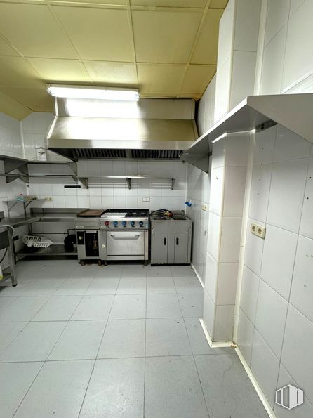 Retail for rent at Zona Nueva España, Villanueva de la Torre, Guadalajara, 19209 with oven, cabinetry, kitchen appliance, kitchen, interior design, building, home appliance, floor, flooring and kitchen stove around