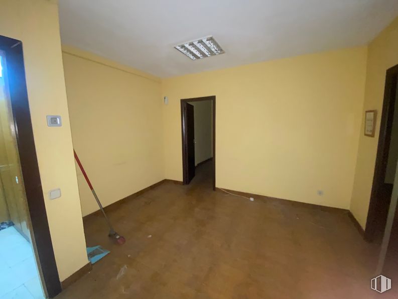 Oficina en alquiler y venta en Calle Alcalde Sáinz de Baranda, 35, Retiro, Madrid, 28009 con accesorio, madera, pintura, piso, suelo, puerta, madera, pasillo, techo y tinte para madera alrededor