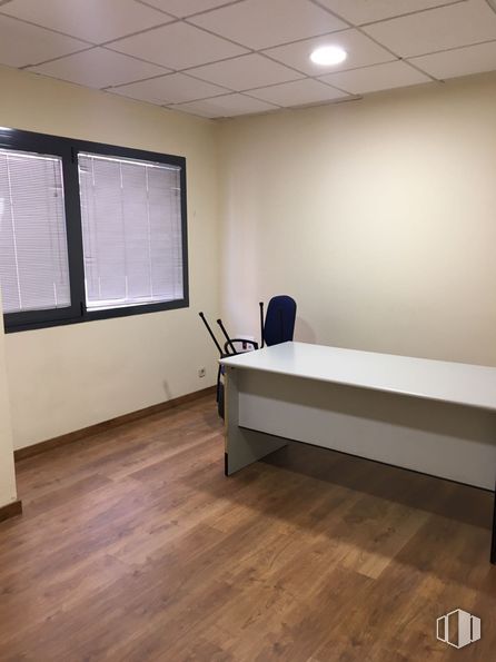 Office for sale at Calle Fuente, Toledo, 45006 with window, window blind, desk, shade, wood, interior design, building, flooring, floor and laminate flooring around