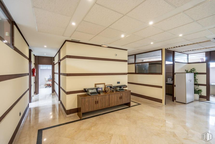 Office for sale at Zona Auditorio, Las Rozas de Madrid, Madrid, 28230 with desk, interior design, flooring, floor, ceiling, wood, furniture, lighting, room and hall around