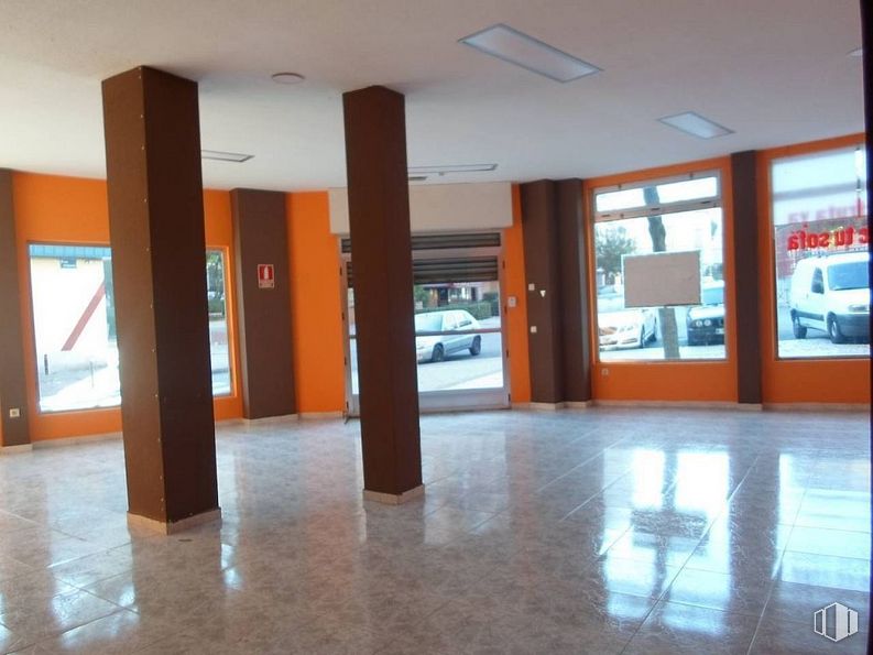 Retail for rent at Zona Centro, Fuenlabrada, Madrid, 28944 with window, building, wood, interior design, fixture, floor, hall, tile flooring, flooring and tire around