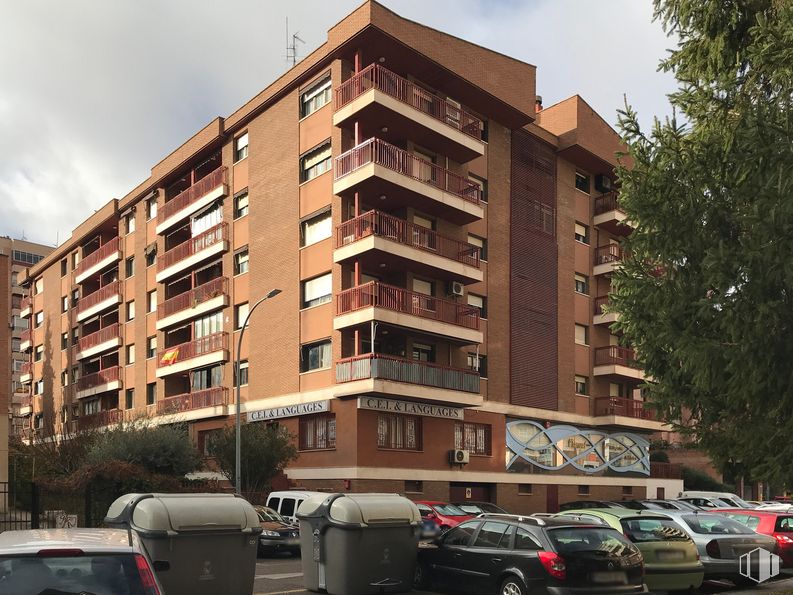 Local en venta en Calle Rufino Blanco, 10, Guadalajara, 19003 con edificio, coche, nube, propiedad, cielo, rueda, vehículo, neumático, ventana y árbol alrededor