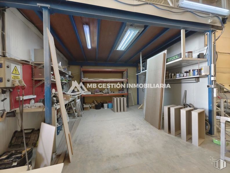 Industrial for sale at Polígono Industrial Villa Azaña, Numancia de la Sagra, Toledo, 45230 with wood, interior design, flooring, floor, shelving, engineering, ceiling, beam, machine and metal around