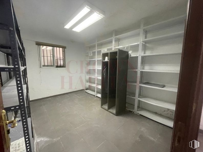 Nave en alquiler en Calle Moraleja de Enmedio, 10, Móstoles, Madrid, 28938 con ventana, mueble, estantería, accesorio, estantería, suelo, techo, edificio, escalera y habitación alrededor