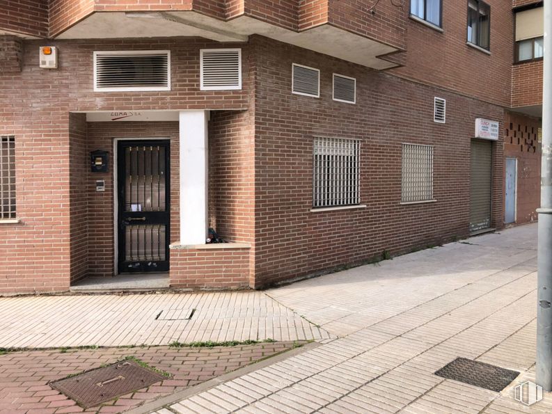 Local en venta en Calle Argentina, 13, Leganés, Madrid, 28914 con puerta, ventana, edificio, superficie de la carretera, madera, asfalto, albañilería, ladrillo, diseño urbano y suelo alrededor