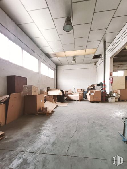 Industrial for sale at Calle Urano, Móstoles, Madrid, 28936 with shipping box, box, light fixture, lighting, flooring, floor, ceiling, cardboard packaging, building material and hall around