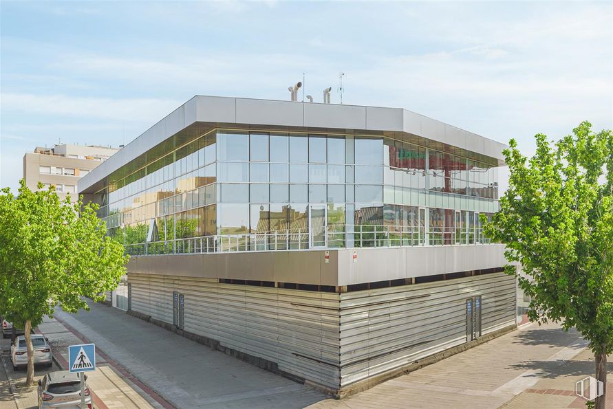 Oficina en alquiler en Edificio Leguario, Avenida Leguario, 49, Parla, Madrid, 28980 con edificio, cielo, nube, diseño urbano, sombra, árbol, fachada, edificio comercial, ciudad y ocio alrededor