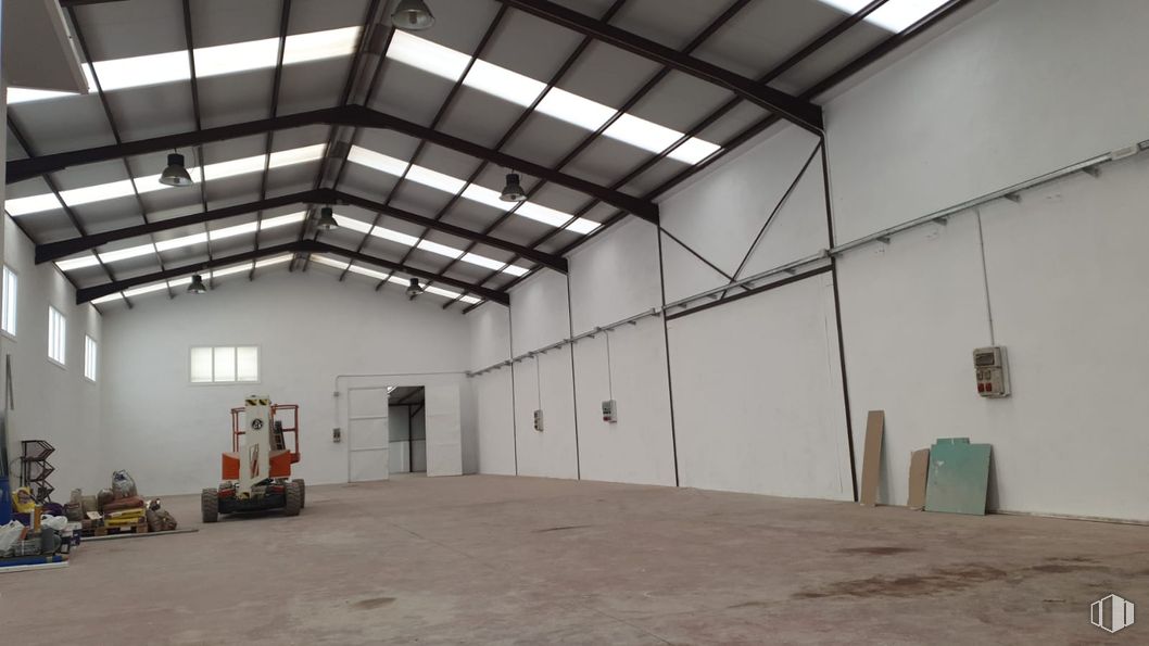 Industrial for sale at Calle Cedro, Arganda del Rey, Madrid, 28500 with ceiling, floor, flooring, composite material, hall, metal, building material, beam, warehouse and daylighting around