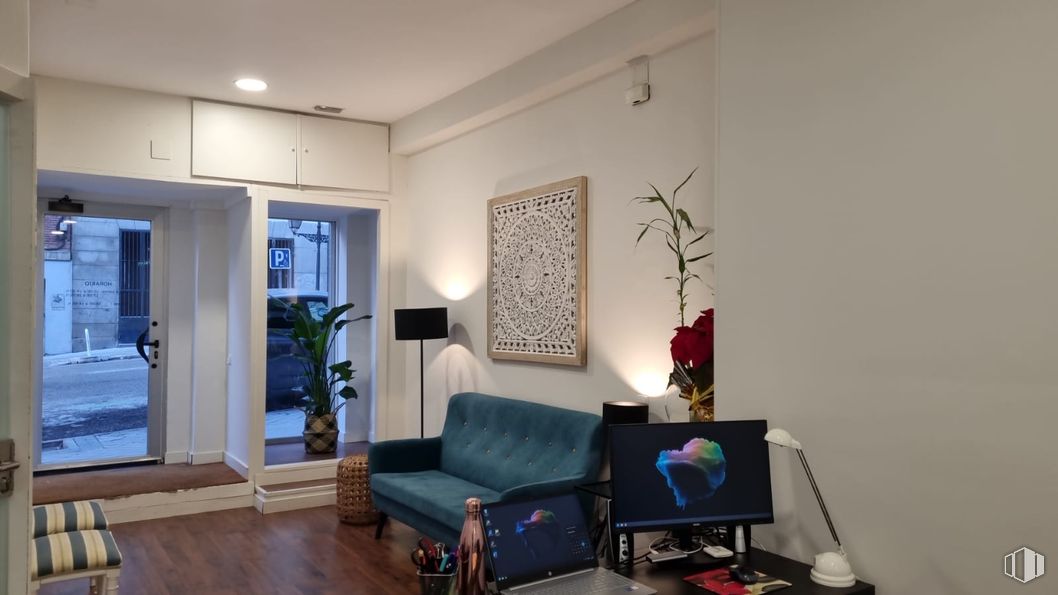 Retail for rent at Calle Segovia, 19, Centro, Madrid, 28005 with television, couch, lighting, houseplant, computer monitor, laptop, furniture, interior design, wall and flooring around