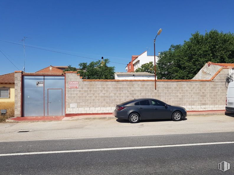 Land for sale at Zona N-301, Corral de Almaguer, Toledo, 45880 with car, door, wheel, tire, building, automotive lighting, automotive parking light, car door, automotive tail & brake light and family car around