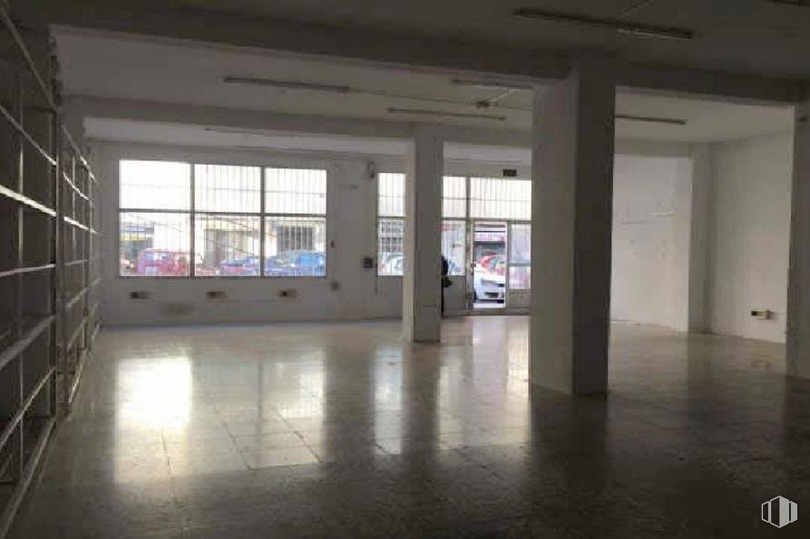 Retail for sale at Calle Camino Cañete, 18, Cuenca, 16004 with window, ceiling fan, property, building, fixture, hall, floor, flooring, material property and tile flooring around