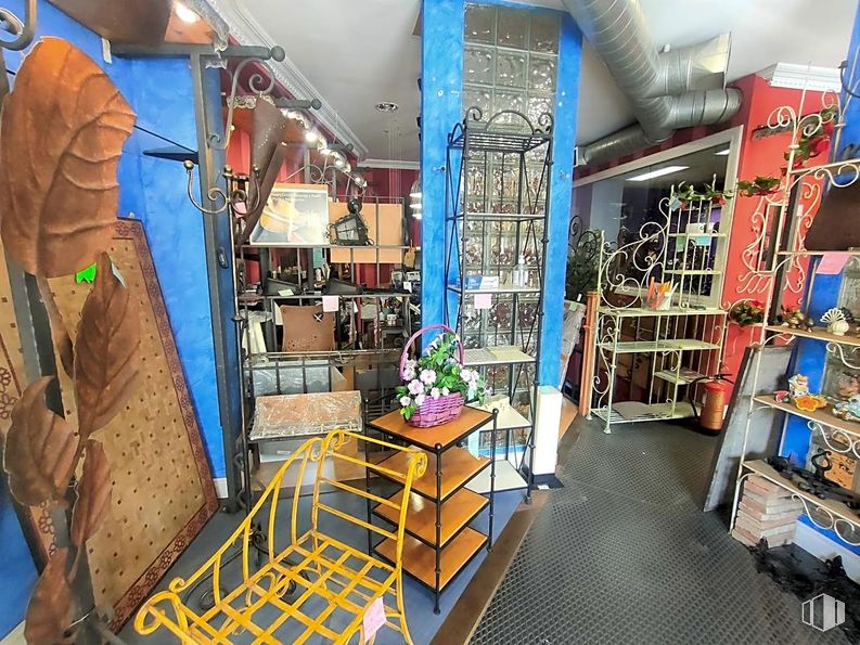 Retail for rent at Calle Nuestra Señora de Valverde, 47, Fuencarral - El Pardo, Madrid, 28034 with shelf, publication, shelving, retail, building, leisure, bookcase, human settlement, flooring and trade around