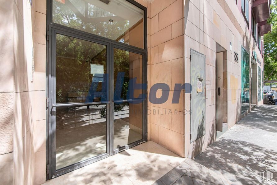 Local en venta en Avenida Pablo Iglesias, Moncloa - Aravaca, Madrid, 28039 con puerta, edificio, ventana, accesorio, casa, madera, suelo, sombra, suelos y inmobiliario alrededor