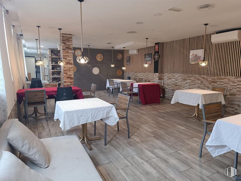 Local en alquiler en Avenida Córdoba, Usera, Madrid, 28026 con silla, sofá, mesa, lámpara, mueble, almohada, propiedad, interiorismo, suelos y madera alrededor