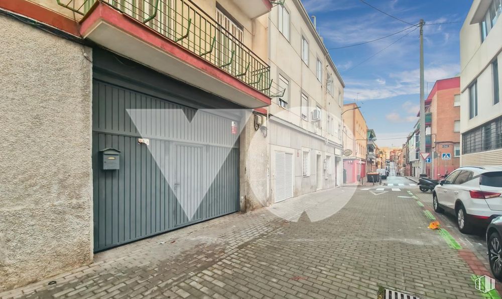 Retail for sale at Calle San Leopoldo, Tetuán, Madrid, 28029 with car, wheel, tire, building, road surface, road, street, neighbourhood, asphalt and residential area around