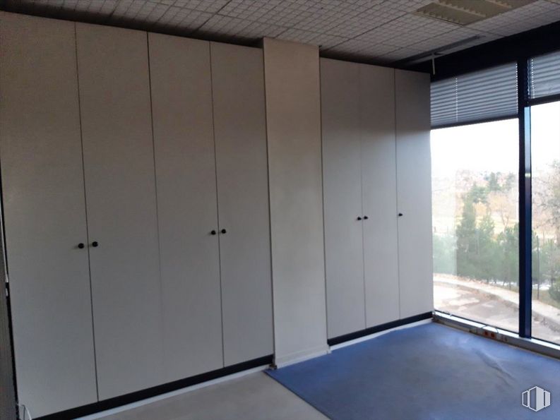 Office for sale at Avenida Europa, Moncloa - Aravaca, Madrid, 28023 with wardrobe, cupboard, building, door, wood, fixture, shade, interior design, automotive exterior and floor around