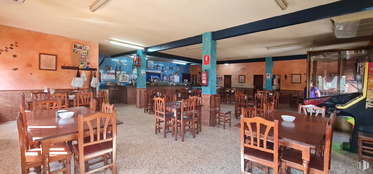 Retail for sale & for rent at Calle Lagartera, Escalona, Toledo, 45910 with chair, table, furniture, wood, floor, flooring, hardwood, leisure, ceiling and wood stain around