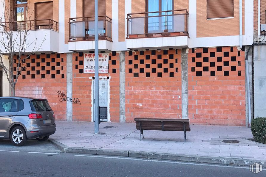 Retail for sale & for rent at Calle Puente, 22, Torrijos, Toledo, 45500 with car, bench, tire, property, window, building, wheel, plant, vehicle and road surface around