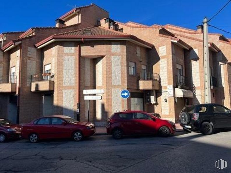 Local en alquiler y venta en Plaza Francisco Rabal, 1, Alpedrete, Madrid, 28430 con coche, edificio, rueda, neumático, luz de estacionamiento, vehículo terrestre, vehículo, cielo, propiedad y ventana alrededor