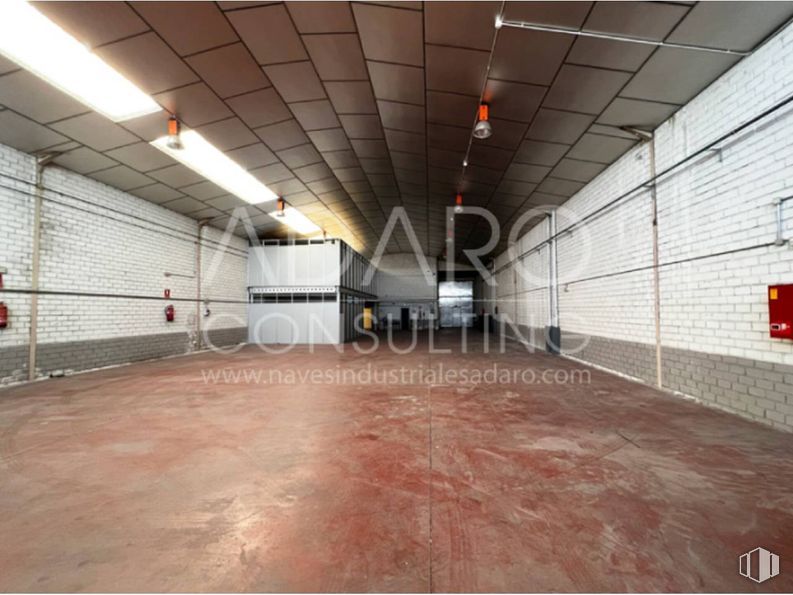 Industrial for sale at Zona industrial, Coslada, Madrid, 28820 with lighting, floor, flooring, ceiling, metal, building material, hall, basement, steel and fluorescent lamp around