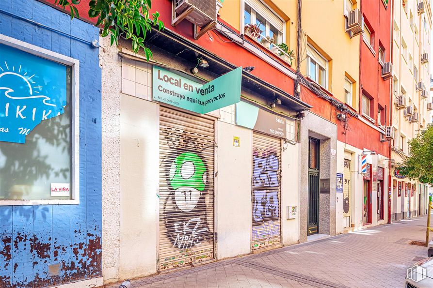 Retail for sale at Calle Joaquín María López, Chamberí, Madrid, 28015 with window, building, tree, plant, house, public space, facade, urban design, door and real estate around