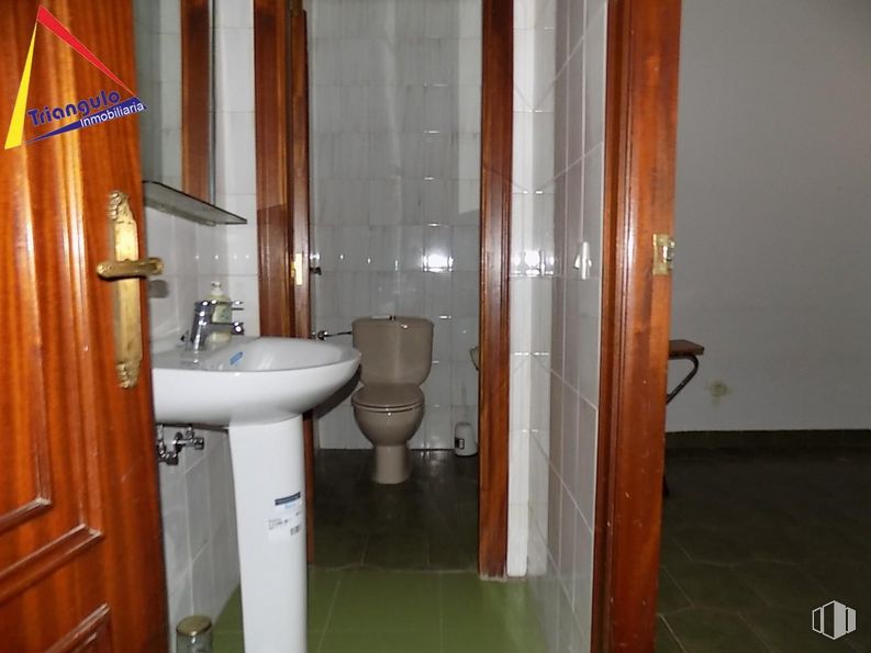 Retail for sale at Zona Santo Tomás, Segovia, 40002 with toilet, sink, door, brown, tap, plumbing fixture, bathroom, bathroom sink, wood and toilet seat around