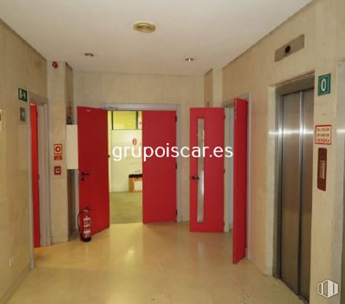 Oficina en venta en Calle Gobelas, 31, Moncloa - Aravaca, Madrid, 28023 con edificio, accesorio, suelo, mediante, piso, tipografía, techo, exterior automotriz, puerta del vehiculo y madera alrededor