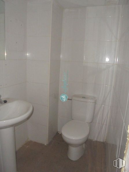 Retail for sale at Paseo Ezequiel González, Segovia, 40002 with toilet, sink, toilet seat, plumbing fixture, building, bathroom, purple, fixture, fluid and interior design around