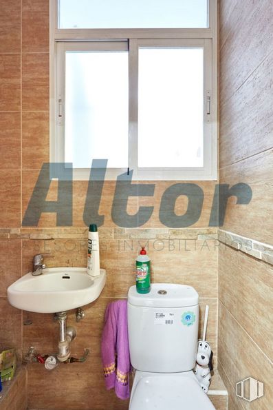 Local en venta en Calle Alberto Palacios, Villaverde, Madrid, 28021 con fregadero, inodoro, ventana, productos envasados, marrón, grifo, accesorio de fontanería, propiedad, lavabo de baño y edificio alrededor