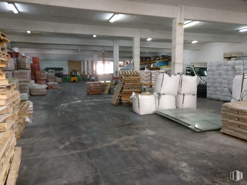 Nave en alquiler y venta en Zona industrial Ensanche Vallecas, Villa de Vallecas, Madrid, 28031 con madera, piso, suelo, estantería, madera, almacén, techo, material de construcción, estante y hormigón alrededor