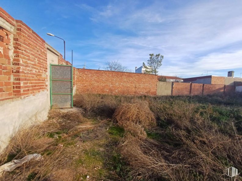 Land for sale at Zona centro, Lillo, Toledo, 45870 with sky, wall, brickwork, brick, land lot, cloud, rural area, soil, building material and yard around