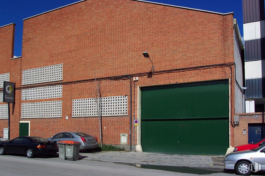 Nave en alquiler en Calle San Norberto, 42, Villaverde, Madrid, 28021 con coche, edificio, puerta, luz de estacionamiento automotriz, neumático, rueda, vehículo terrestre, vehículo, propiedad y iluminación automotriz alrededor