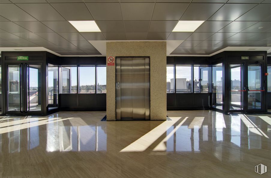 Office for rent at Edificio L, Calle Caléndula, 93, Alcobendas, Madrid, 28100 with door, furniture, fixture, hall, interior design, flooring, tile flooring, floor, building, wood, material property and real estate around