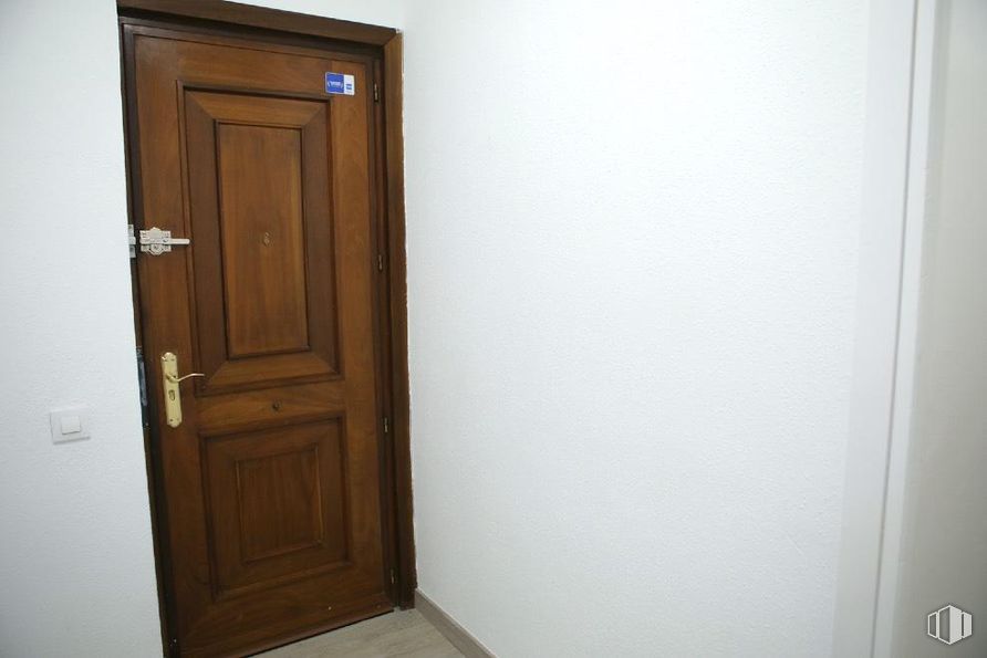 Oficina en venta en Zona Rubén Darío, Chamberí, Madrid, 28010 con puerta, marrón, asa, cerrojo muerto, accesorio, madera, pintura, puerta de casa, manija de la puerta y tinte para madera alrededor