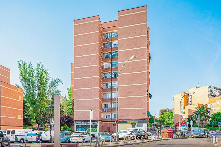 Local en alquiler y venta en Calle Priorato, 105, Leganés, Madrid, 28915 con edificio, luz de la calle, cielo, propiedad, azul, bloque de pisos, rueda, árbol, diseño urbano y planta alrededor