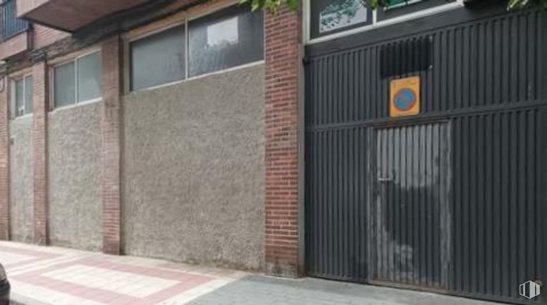 Retail for sale at Zona La Alhóndiga, Getafe, Madrid, 28904 with window, fixture, road surface, wood, asphalt, brickwork, brick, facade, composite material and building material around